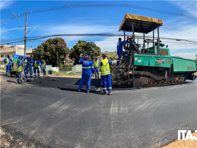 OBRAS: Prefeitura j&#225; realiza asfaltamento do Novo Trevo do Jardim das Colinas